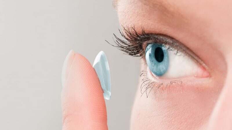 Jak zadbać o oczy, gdy nosisz soczewki kontaktowe?
