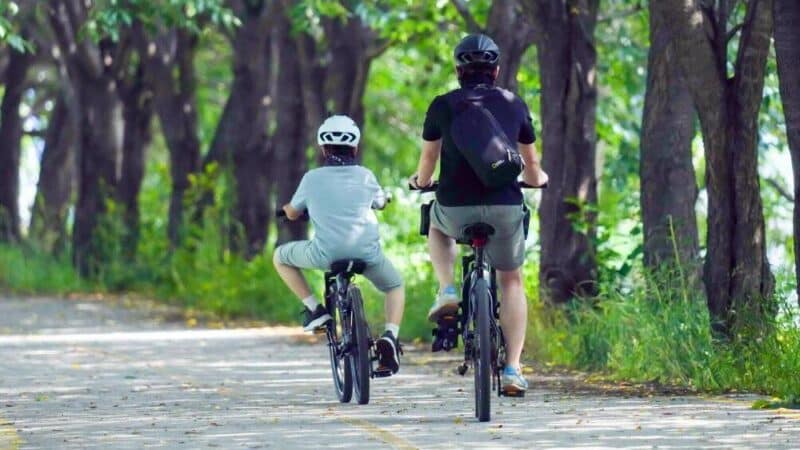 Zalety biegania w lesie w porównaniu z bieżnią: Dlaczego warto wybrać naturę?