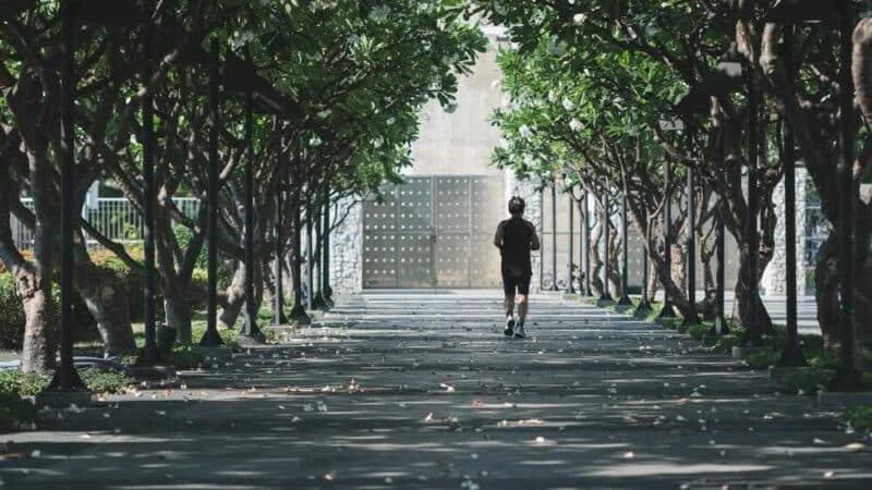 Jak dostosować trening na świeżym powietrzu do pory roku?