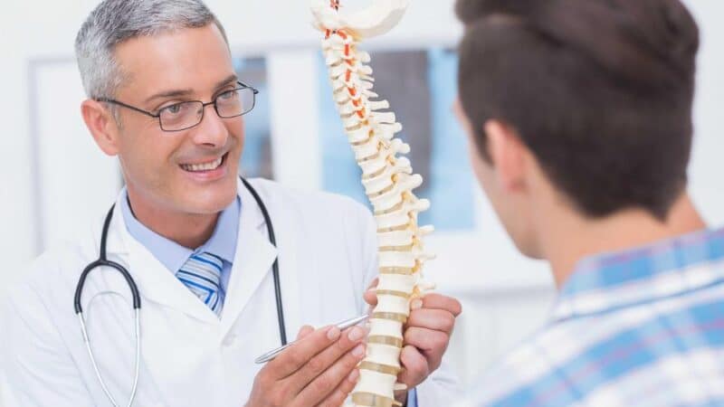 Rozciąganie na zdrowy kręgosłup – praktyczny przewodnik