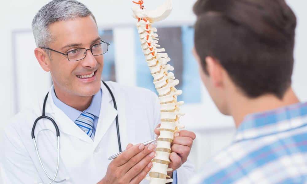 Rozciąganie na zdrowy kręgosłup – praktyczny przewodnik